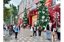 В эти дни в г. Хошимине рождественская атмосфера разливается по всем улицам и уголкам города, особенно в центральных районах. Фото: chinhphu.vn
