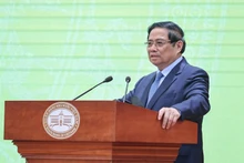 Премьер-министр Фам Минь Тьинь выступает на конференции. Фото: VGP 