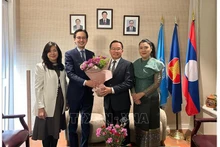 Посол До Хунг Вьет с супругой поздравляет Посла Лаоса Тонгфане Саванпхета с супругой и сотрудников постоянной миссии Лаоса при ООН. Фото: ВИА