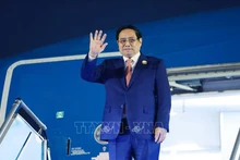 Премьер-министр Фам Минь Тьинь в аэропорту. Фото: ВИА