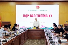 Заместитель министра сельского хозяйства и охраны окружающей среды выступает с директивным обращением на пресс-конференции. Фото: ВИА