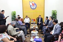 Главный редактор газеты «Нянзан» Ле Куок Минь на встрече с Председателем агентства «Пренса Латина» Хорхе Леганьоа Алонсо. Фото: ВИА