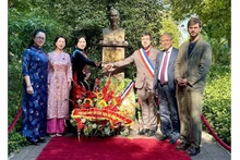 Делегаты фотографируются на память у памятника Президента Хо Ши Мина. Фото: ВИА