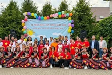 Участники Летнего лагеря вьетнамского языка 2025 года, представители Общества вьетнамцев и Посольства Вьетнама в Беларуси фотографируются на память. Фото: ВИА