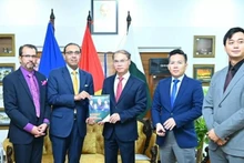 Председатель RCCI вручает книгу Послу Фам Ань Туану. Фото: Посольство Вьетнама в Пакистане