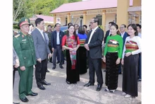 Заместитель Председателя НС Чан Куанг Фыонг и рабочая делегация проверяют условия, обеспечивающие обслуживание избирателей на 10-м избирательном участке деревни Тантхань (коммуна Пулуонг). Фото: ВИА