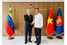 Посол Вьетнама в Венесуэле Ву Чунг Ми (справа) принимает г-на Каролуса Виммера. Фото: ВИА