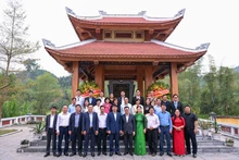 Делегаты фотографируются на память перед Домом мемориальной стелы. 