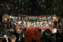 Гости мероприятия наслаждаются открытым музыкальным пространством и выступлением оркестра. Фото: ВИА