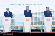 Генеральный секретарь ЦК КПВ То Лам (в центре), Премьер-министр Фам Минь Тьинь (слева) и заведующий Отделом ЦК КПВ по внутренним делам Фан Динь Чак дают старт строительству высокотехнологичного завода по производству полупроводников в Ханое 16 января 2026 года. Фото: ВИА