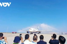 Самолёт был встречен водной аркой при посадке в аэропорту Камрань. Фото: ВИА