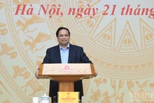 Премьер-министр Фам Минь Тьинь выступает на заседании. Фото: Чан Хай