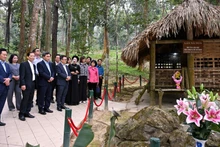 Газета «Нянзан» организовала программу возвращения к истокам и вручения подарков в общине Танчао провинции Туенкуанг 