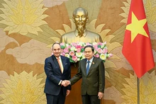 Председатель НС Чан Тхань Ман принимает первого заместителя Председателя Парламента Греции Иоанниса Плакиотакиса. Фото: Зюи Линь