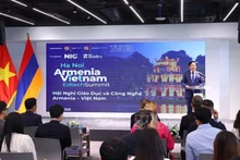 Вице-премьер Чан Хонг Ха выступает на конференции. Фото: ВИА