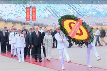 Первый секретарь ЦК КПК, Президент Республики Куба Мигель Диас-Канель Бермудес с супругой Лис Куэста Пераса и делегация посещают Мавзолей Хо Ши Мина.