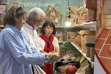 Посетители знакомятся с вьетнамскими продуктами. Фото: ВИА