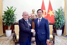 Замминистра Нго Ле Ван и г-н Педро Оливейра. Фото: baoquocte.vn