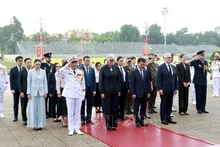Генерал-губернатор Австралии Сэм Мостин с супругом и австралийская делегация почитают память Президента Хо Ши Мина. Фото: ВИА