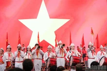 Церемония открытия нового учебного года очень особая, поскольку она проходит по случаю 80-летия Традиционного дня сектора образования Вьетнама. 