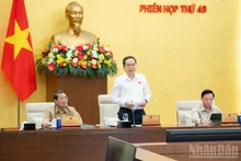 Председатель НС Чан Тхань Ман выступает на открытии заседания. 
