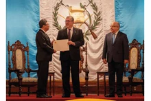 Посол Вьетнама в Мексике и по совместительству в Гватемале Нгуен Ван Хай вручает верительные грамоты Президента Лыонг Кыонга Президенту Гватемалы Бернардо Аревало. Фото: ВИА