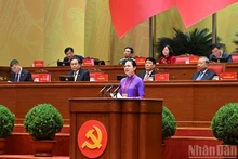 Товарищ Ха Тхи Нга представляет доклад. Фото: Чан Хай