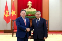 Генеральный секретарь ЦК КПВ То Лам принимает Посла Марка Кнаппера. Фото: Данг Кхоа