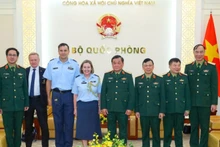 Делегаты присутствуют на приеме. 