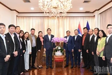 Представительства Вьетнама в Таиланде поздравляют Лаос с успешным проведением XII съезда НРПЛ. Фото: Минь Тханг