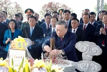 Генеральный секретарь ЦК КПВ То Лам и рабочая делегация воскуряют благовония в память о Генеральном секретаре ЦК КПВ Чан Фу. Фото: ВИА