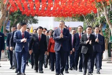 [Фото] Генеральный секретарь ЦК КПВ То Лам воскурил благовония в память о Президенте Хо Ши Мине в Нгеане