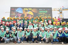 Товарищ Ле Куок Минь и рабочие-строители.