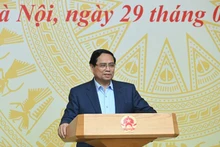 Премьер-министр Фам Минь Тьинь выступает на заседании. Фото: Чан Хай