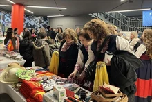 Греческие туристы посещают вьетнамский стенд Вьетнама. Фото: ВИА