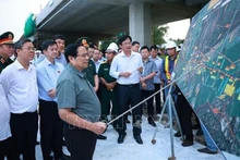 Премьер-министр Фам Минь Тьинь проверяет ход строительства скоростной автомагистрали Чаудок-Кантхо-Шокчанг на участке, проходящем через коммуну Лонгхынг, город Кантхо, 28 декабря 2025 года. Фото: ВИА