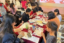 Молодёжь с интересом участвует в мероприятиях на улице книги Нгуен Ван Бинь. Фото: ttbc-hcm.gov.vn