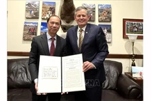 Сенатор США Стив Дэйнс вручает Послу Вьетнама в США Нгуен Куок Зунг резолюцию Сената США, посвященную 30-летию нормализации отношений между США и Вьетнамом. Фото: ВИА 