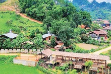 Вид на туристическую деревню в общине Хыулиен, провинция Лангшон.