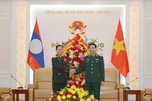 Генерал армии Фан Ван Зянг встречается с генерал-полковником Кхамлянгом Утхакайсоном. Фото: qdnd.vn