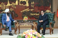 Премьер-министр Фам Минь Тьинь принимает Министра международного развития Канады Рандипа Сараи. Фото: Чан Хай