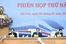 Премьер-министр Фам Минь Тьинь председательствует на заседании. Фото: Чан Хай