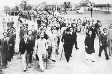 Жители Ханоя приветствуют Президента Хо Ши Мина и делегатов, выдвинутых в Национальное собрание, Ханой, 5 января 1946 года. Фото: Музей Хо Ши Мина