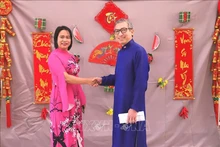 Председатель Общества вьетнамцев в Израиле Чыонг Тхи Хонг и Посол Вьетнама в Израиле Ли Дык Чунг. Фото: ВИА