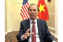 Посол Нгуен Куок Зунг дает интервью корреспонденту ВИА в США. Фото: ВИА