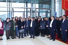 Постоянный член Секретариата Чан Кам Ту проверяет работу по подготовке к XIV Всевьетнамскому партийному съезду в Национальном конференц-центре. Фото: ВИА