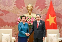 Председатель НС Чан Тхань Ман принимает Посла Камбоджи Чеа Кимтху. Фото: Зюи Линь