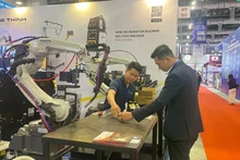 Посетители осматривают выставку вспомогательной промышленности, недавно прошедшую в г. Хошимине. Фото: sggp.org.vn