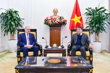 Постоянный заместитель министра иностранных дел Вьетнама Нгуен Минь Ву принимает г-на Таира Будагова. Фото: ВИД Вьетнама