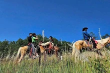 Туристы участвуют в конной прогулке по Лунгку (провинция Туенкуанг). Фото: ВИА